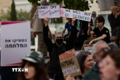 Người dân tại Tel Aviv, Israel, tham gia biểu tình kêu gọi chấm dứt xung đột. (Ảnh: THX/TTXVN)
