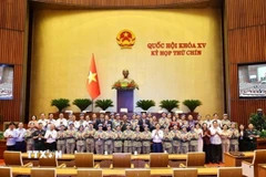 Các đồng chí Phó Chủ tịch Quốc hội với ban soạn thảo và sỹ quan Cục Gìn giữ hòa bình. (Ảnh: TTXVN)