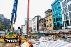 Không khí thi công khẩn trương tại ga S10 Cát Linh của dự án Metro Nhổn-Ga Hà Nội. (Ảnh: Trung Nguyên/TTXVN)