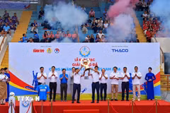 Ban tổ chức giới thiệu Cúp vô địch của giải tại lễ khai mạc. (Ảnh: Nam Sương/TTXVN)