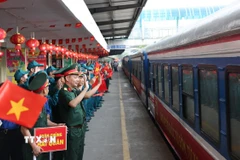 Hân hoan đón đoàn cán bộ, chiến sỹ tham gia diễu binh về đến Hà Nội