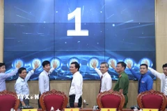 Các đại biểu thực hiện nghi thức bấm nút phát động phong trào “Bình dân học vụ số”. (Ảnh: Đinh Hương/TTXVN)