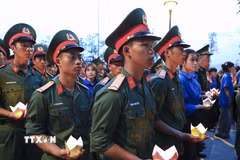 Thanh niên lực lượng vũ trang tham gia thắp nến tri ân các Anh hùng liệt sỹ. (Ảnh: Xuân Tư/TTXVN)