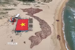 Lễ thượng cờ Tổ quốc tại khu vực Bãi Môn-Mũi Điện. (Ảnh: TTXVN)