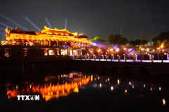 Đại Nội Huế lung linh huyền ảo về đêm thu hút lượng lớn du khách 