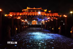 Trình diễn ánh sáng và 3D tại cầu Trung Đạo trong Đại Nội Huế về đêm. (Ảnh: Nguyên Lý/TTXVN)