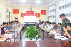 Các đơn vị họp thống nhất các nội dung và tiến hành ký xác nhận trên bản đồ khoanh vùng bảo vệ di tích Óc Eo – Ba Thê. (Ảnh: Công Mạo/TTXVN)