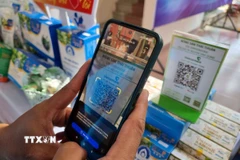 Khách hàng chuyển tiền nhanh từ quét mã QR. (Ảnh: Nguyễn Thành/TTXVN)