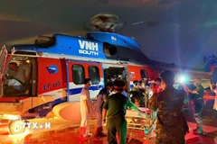 Trực thăng hạ cánh tại Bệnh viện Quân y 175 để lực lượng y tế tiếp nhận, đưa bệnh nhân vào theo dõi và điều trị. (Ảnh: TTXVN phát)