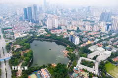 Công viên Nghĩa Đô đang được tiến hành cải tạo, sửa chữa để đáp ứng tốt nhu cầu vui chơi, thể dục, thể thao của người dân. (Ảnh: Lê Đông/TTXVN)