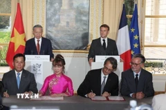 Tổng Bí thư, Chủ tịch nước Tô Lâm và Tổng thống Pháp Emmanuel Macron chứng kiến Chủ tịch Hội đồng quản trị Công ty Cổ phần Hàng không VietjetAir Nguyễn Thị Phương Thảo cùng Tổng Giám đốc Đinh Việt Phương và Tổng giám đốc tập đoàn Safran Oliver Andriès cùng Tổng Giám đốc CFM International Gael Méheust ký kết Hợp đồng cung cấp động cơ và dịch vụ bảo dưỡng động cơ cho 200 máy bay thân hẹp (Pháp, 7/10/2024). (Ảnh: Trí Dũng/TTXVN)