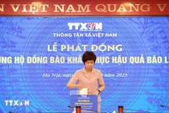 Tổng Giám đốc TTXVN Vũ Việt Trang ủng hộ đồng bào khắc phục hậu quả bão lũ. (Ảnh: Tuấn Anh/TTXVN)