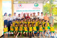 Niềm vui rạng ngời trên gương mặt của cô và trò khi tiếp nhận món quà ý nghĩa từ Ban tổ chức. (Ảnh: Võ Dung/TTXVN)