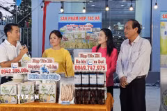 Liên minh hợp tác xã Cà Mau tổ chức phiên chợ OCOP quảng bá sản phẩm đặc sản địa phương. (Ảnh: Trung Hiếu/TTXVN)