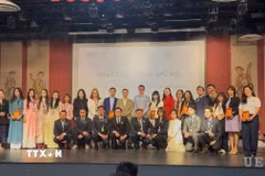 Đại sứ Việt Nam tại Pháp Trịnh Đức Hải, Đại sứ Việt Nam bên cạnh UNESCO Nguyễn Thị Vân Anh và các khách mời với trưởng đoàn, chủ tịch các hội thanh niên sinh viên Việt Nam tại các nước châu Âu. (Ảnh: Đào Dũng/TTXVN)