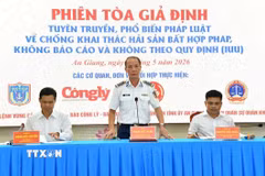 Tọa đàm, trao đổi pháp luật chống IUU với bà con ngư dân. (Ảnh: TTXVN phát)