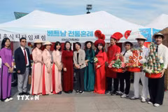 Bà Song Mun Yeong - Giám đốc Trung tâm Hỗ trợ gia đình đa văn hoá thành phố Seongnam và Tham tán Công sứ Nguyễn Thị Thái Bình với các cô dâu Việt, du học sinh Việt Nam tại thành phố Seongnam trong lễ hội. (Ảnh: Trường Giang/TTXVN)