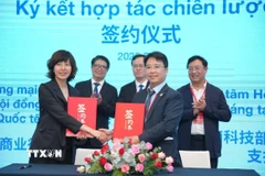 Trung tâm Hỗ trợ Khởi nghiệp sáng tạo Quốc gia và Ủy ban ngành Thương mại thuộc Hội đồng Xúc tiến Thương mại Quốc tế Trung Quốc ký kết hợp tác. (Ảnh: Hương Giang/TTXVN) 