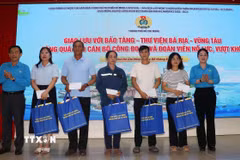 Bà Nguyễn Kim Loan, Phó Chủ tịch Liên đoàn Lao động Thành phố Hồ Chí Minh tặng quà cho công nhân lao động có hoàn cảnh khó khăn tại tọa đàm, giao lưu. (Ảnh: Thanh Vũ/TTXVN)