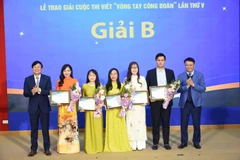 Trao giải cho nhóm tác giả đạt Giải B.