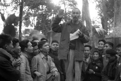 Hồ Chủ tịch nói chuyện với các đại biểu về dự hội nghị của Đảng để quyết định đưa Đảng ra hoạt động công khai (3/3/1951). (Ảnh: TTXVN)