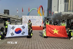 Quang cảnh nghi thức chào cờ tại lễ khai mạc. (Ảnh: Đức Thắng/TTXVN)