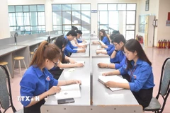 Các học sinh, sinh viên không ngừng cố gắng phấn đấu học tập, trau dồi bản thân để được kết nạp Đảng. (Ảnh: Nguyên Dung/TTXVN)