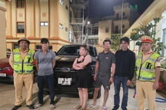 Lực lượng chức năng triệu tập các đối tượng liên quan đến vụ việc anh Nguyễn Hoàng Liên Sơn bị hành hung sau va chạm giao thông. (Ảnh: Công an cung cấp) 