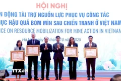 Các Tổ chức Hữu nghị nhận Bằng khen của Thủ tướng Chính phủ. (Ảnh: Tuấn Anh/TTXVN)