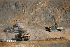 Máy móc hoạt động tại mỏ khai thác đất hiếm ở Mountain Pass, California, Mỹ. Ảnh: REUTERS/TTXVN