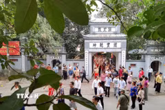 Đặc trưng của ngôi đền là xây dựng quay về hướng Bắc, trong hậu cung có thờ Đức Thánh Huyền Thiên Trấn Vũ. (Ảnh: Thanh Tùng/TTXVN) 