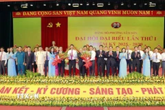 Các đồng chí: Lê Thành Long, Phó Thủ tướng Chính phủ; Trịnh Tuấn Sinh, Phó Bí thư Tỉnh ủy, Chủ tịch Ủy ban Mặt trận Tổ quốc tỉnh Thanh Hóa tặng hoa chúc mừng Ban Chấp hành Đảng bộ phường Sầm Sơn, nhiệm kỳ 2025-2030. (Ảnh: TTXVN phát)