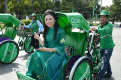 Người dân trải nghiệm mô hình dịch vụ Grab Xích lô tại Huế. (Ảnh: Văn Dũng/TTXVN)