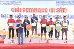Ban tổ chức trao giải cho các đơn vị đạt giải cao ở nội dung đồng đội kỹ thuật nam nữ. (Ảnh: Chanh Đa/TTXVN) 