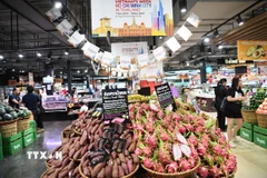 Quầy hàng trưng bày các sản phẩm nông sản Việt Nam tại Thái Lan. (Ảnh: Huy Tiến/TTXVN) 