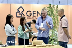 Khách tham quan tìm hiểu sản phẩm nội thất Việt tại HawaExpo 2026. (Ảnh: Xuân Anh/TTXVN)