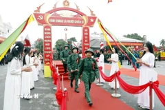 Các tân binh phấn khởi lên đường nhập ngũ. (Ảnh: Thái Thuần/TTXVN)