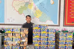 Đối tượng Phan Hữu Dương cùng tang vật. (Ảnh: TTXVN phát)