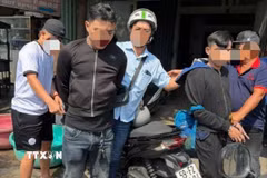 Lực lượng chức năng không chế, bắt giữ 2 đối tượng trong vụ hỗn chiến ở Thành phố Hồ Chí Minh rồi chạy về Tây Ninh lẩn trốn. (Ảnh: TTXVN phát)