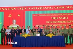 Đại diện Công an 7 tỉnh, thành phố phía Nam ký kết phối hợp tại hội nghị. (Ảnh TTXVN phát)