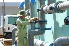 Công nhân vận hành các hệ thống xử lí nước được nâng cấp. (Ảnh: Tuấn Phi-TTXVN) 