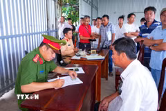 Tài xế được lực lượng chức năng hướng dẫn hoàn tất các thủ tục sau khi thực hiện test nhanh ma túy tại điểm kiểm tra ở Khu công nghiệp Chà Là, tỉnh Tây Ninh. (Ảnh: Minh Phú/TTXVN)