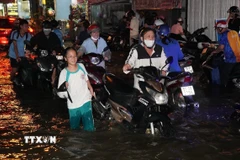 Thành phố Hồ Chí Minh: Người dân loay hoay, chật vật lội nước nước về nhà