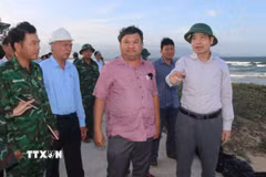 Ông Tạ Anh Tuấn, Chủ tịch Ủy ban Nhân dân tỉnh Đắk Lắk (bên phải) chỉ đạo Ủy ban Nhân dân xã Sông Cầu trong công tác phòng chống bão. (Ảnh: Tường Quân/TTXVN)