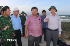 Ông Tạ Anh Tuấn, Chủ tịch Ủy ban Nhân dân tỉnh Đắk Lắk (bên phải) chỉ đạo Ủy ban Nhân dân xã Sông Cầu trong công tác phòng chống bão. (Ảnh: Tường Quân/TTXVN)