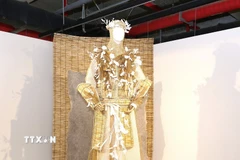 Bộ áo giáp truyền thống làm từ vật liệu tái chế. (Ảnh: TTXVN)