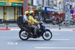 Dịp nghỉ lễ, thu nhập của các tài xế công nghệ tăng cao hơn so với ngày thường do lượng khách đông. (Ảnh: Tuấn Anh/TTXVN) 