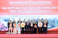 Phó Thủ tướng Phạm Thị Thanh Trà và Bí thư tỉnh Lai Châu Lê Minh Ngân trao quyết định chấp thuận chủ trương đầu tư đồng thời chấp thuận nhà đầu tư cho các doanh nghiệp. (Ảnh: An Đăng/TTXVN)