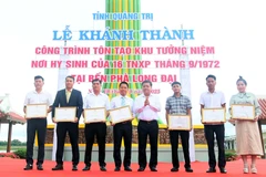 Trao Bằng khen của Chủ tịch UBND tỉnh Quảng Trị cho các tập thể, cá nhân có thành tích trong triển khai Công trình tôn tạo Di tích. (Ảnh: Tá Chuyên/TTXVN) 