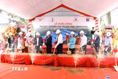 Đại biểu thực hiện nghi thức khởi công. (Ảnh: Thanh Hòa/TTXVN)